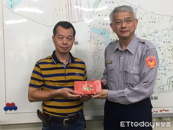 ▲台南市「六合境大埔福德祠」代表人王松濤先生，致贈禮劵獎勵緝毒、打詐有功人員，感謝對於轄區治安維護及民眾財產保護的付出。（圖／記者林悅翻攝）