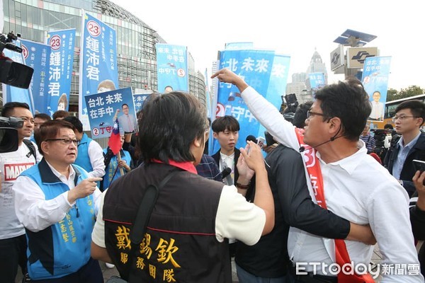 ▲▼丁守中首場路口拜票遭社民黨台北市議員候選人游藝嗆聲。（圖／記者屠惠剛攝）