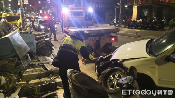 ▲▼樹林篤行路上一部白色休旅車撞上變電箱，乘客臉部受傷送醫。（圖／記者趙永博翻攝）