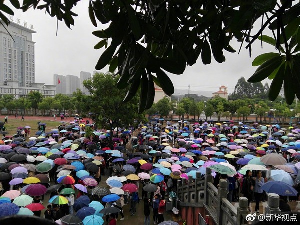 ▲▼地震發生後，校方指揮師生前往空曠地避難。（圖／新華社）