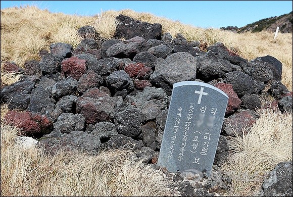 ▲▼ 濟州島漢拏山上新婚大學生夫妻的墳墓。（圖／翻攝自濟州島之聲제주의소리）