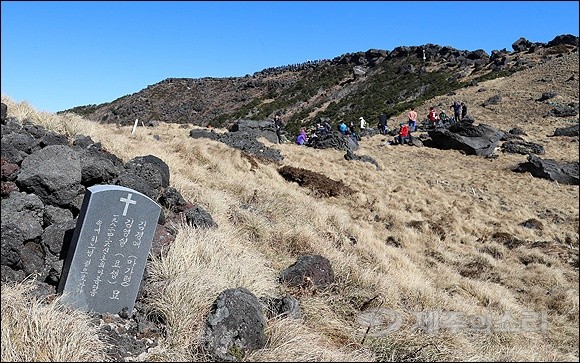 ▲▼ 濟州島漢拏山上新婚大學生夫妻的墳墓。（圖／翻攝自濟州島之聲제주의소리）