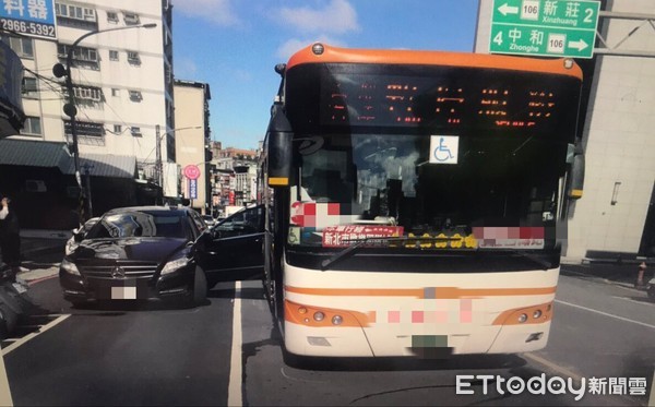 ▲▼賓士車女駕駛未依規定開啟車門，車門被公車一撞成180度。（圖／記者陳豐德翻攝）