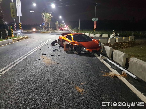 ▲千萬超跑自撞車禍。（圖／記者陳崑福攝）