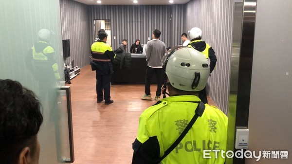 ▲▼私人公司內深夜傳出2男酒後衝突，2人受傷警方在現場帶回4人訊問。（圖／記者趙永博攝）