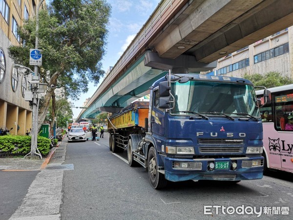 ▲台北市和平東路三段發生車禍，騎士當場死亡。（圖／記者黃彥傑翻攝）