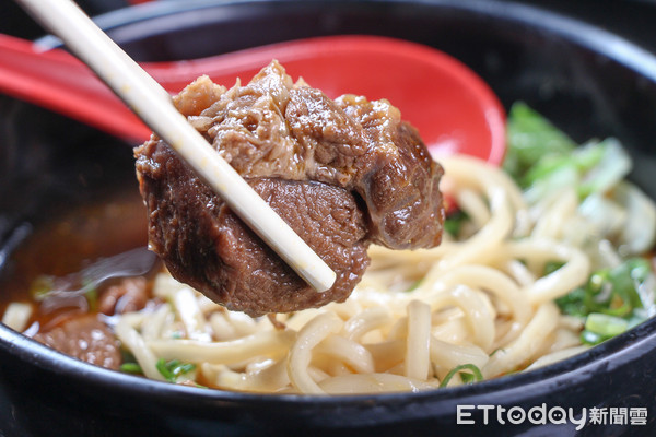 ▲搶不到「麥」就吃美食　錢櫃十大熱銷餐點排行榜牛肉麵奪冠（圖／記者黃士原攝）