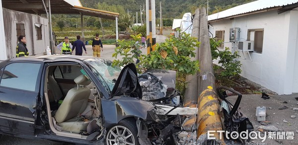 ▲▼台東青海路路二段自撞車禍，車頭全變形。（圖／記者楊均典攝）