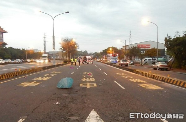 ▲▼大肚區發生死亡車禍，老婦走斑馬線過馬路遭撞死。（圖／記者李忠憲翻攝）