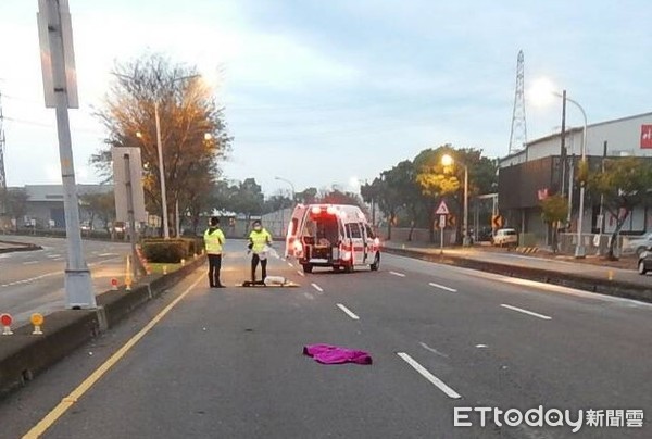 ▲▼大肚區發生死亡車禍，老婦走斑馬線過馬路遭撞死。（圖／記者李忠憲翻攝）