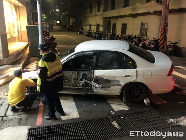 ▲▼白色轎車擦撞2車後肇事逃逸，隨後又棄車徒步逃跑，目前警方全力追緝中。（圖／記者趙永博攝）