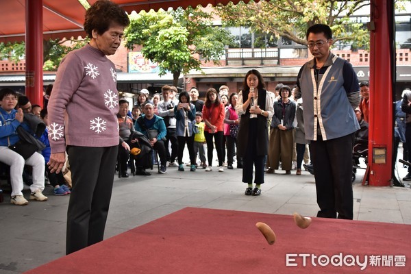 ▲▼在宜蘭傳藝宜蘭園區乞龜賽中，大年初4擲出連續10個聖杯來自宜蘭縣的12歲李翊任，與大年初五5也是擲出連續10個聖杯來自彰化縣的78歲謝梅花，在1日博杯PK賽激戰兩輪，雙方第1輪4聖杯平手，第2輪7比8分出高下，結果由李翊任搶得30萬元獎金。（圖／記者游芳男翻攝，下同）