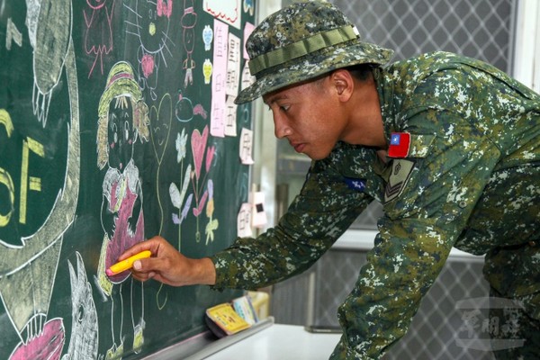 特戰送氣球及黑板作畫　感謝學校提供宿營場地