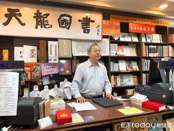 ▲▼見證重南書街由盛到衰42年　他堅守實體書店「是城市的光與熱」。（圖／記者林育綾攝）關鍵字：重南書街／重慶南路／天龍圖書店／沈榮裕