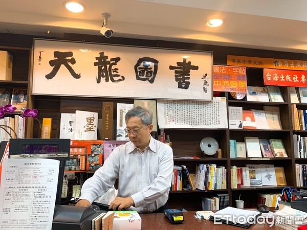 ▲▼見證重南書街由盛到衰42年　他堅守實體書店「是城市的光與熱」。（圖／記者林育綾攝）關鍵字：重南書街／重慶南路／天龍圖書店／沈榮裕