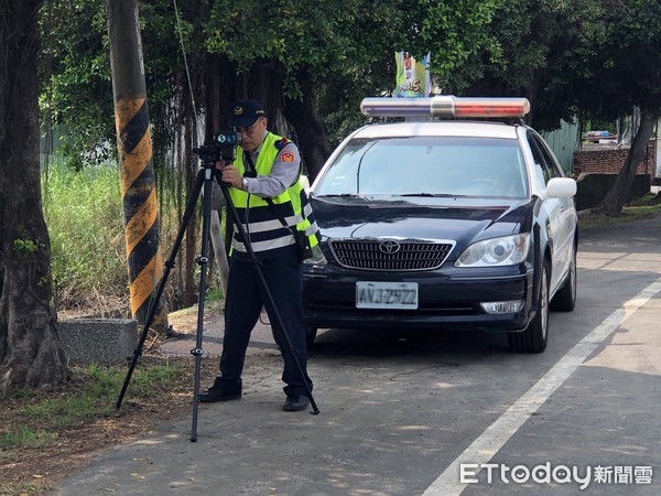 ▲麻豆、新化分局及交通警察大隊，將會針對轄內易超速肇事路段，運用移動式測速照相及手持式雷射槍等科技執法設備，加強違規超速取締。（圖／記者林悅翻攝，下同）