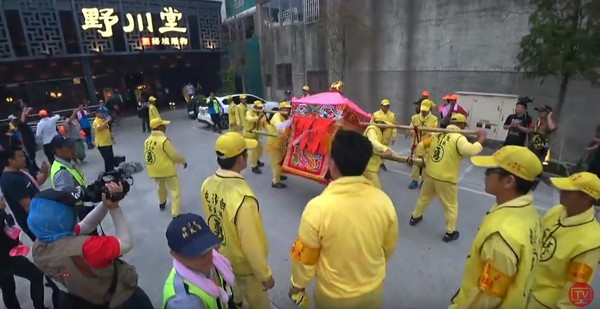 ▲▼白沙屯媽祖鑾轎轉入虎尾一家火鍋店駐駕。（圖／翻攝「白沙屯媽祖網路電視台」） 