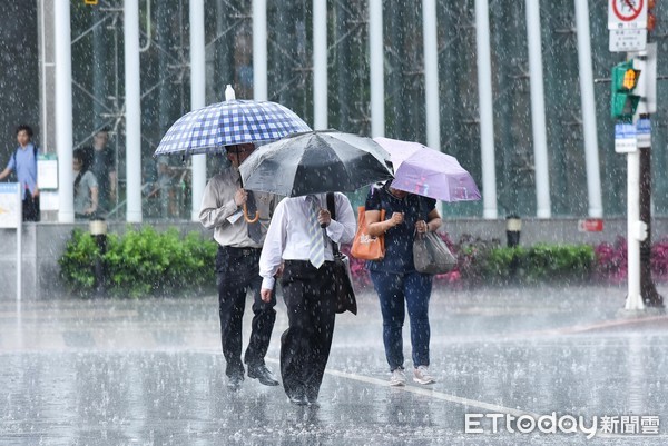 ▲▼下雨,雨天,天氣,行人,路人,雷陣雨,梅雨,降雨。（圖／記者李毓康攝）