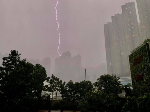 ▲▼香港暴雨雷擊。（圖／翻攝「香港突發事故報料區」） 