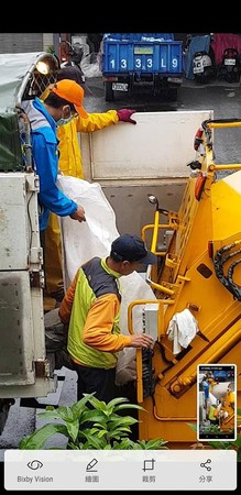 ▲▼宜蘭市清潔隊將整車資源回收物，當垃圾全丟進垃圾車內，被網友在「爆料公社」踢爆，市公所吿戒相關人員並將懲處。（圖／翻攝自爆料公社，下同）