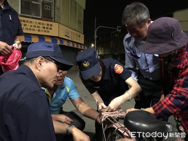 ▲台南市白河警分局及巡守隊員，為長輩們單車裝設LED警示燈，守護長者交通安全。（圖／記者林悅翻攝，下同）