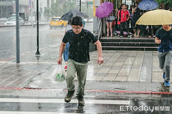 ▲下雨,暴雨,午後雷陣雨,梅雨 。（圖／記者林敬旻攝）