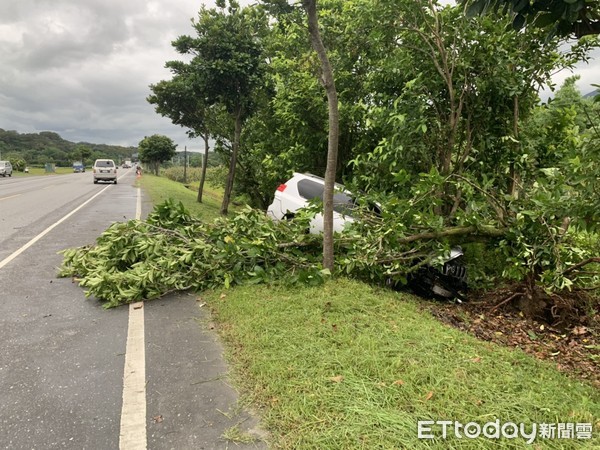 ▲▼花蓮富里鄉一輛自小客車失控滑出車道撞向路樹，造成3傷1死亡的悲劇。（圖／花蓮消防局提供，下同）