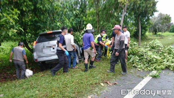 ▲▼花蓮富里鄉一輛自小客車失控滑出車道撞向路樹，造成3傷1死亡的悲劇。（圖／花蓮消防局提供，下同）