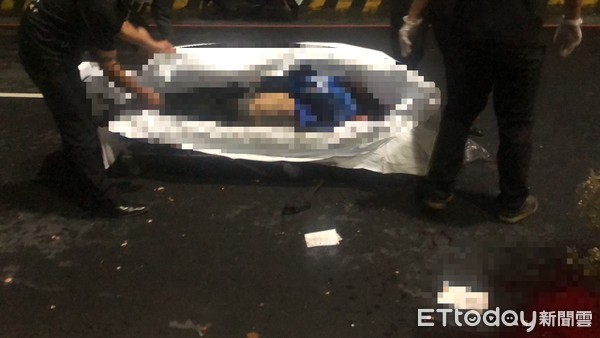 ▲▼徐姓少年騎車自摔飛到對向車道，遭直行的白色轎車輾爆頭。（圖／記者趙永博攝）