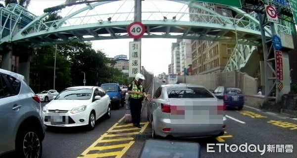 ▲▼基隆路往北上環東匝道處，有一輛銀色自小客車熄火、無法發動。（圖／記者孫于珊翻攝）