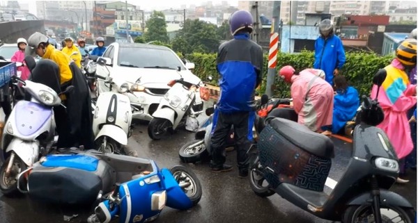 ▲▼車輛連撞11車6傷。（圖／東森新聞）