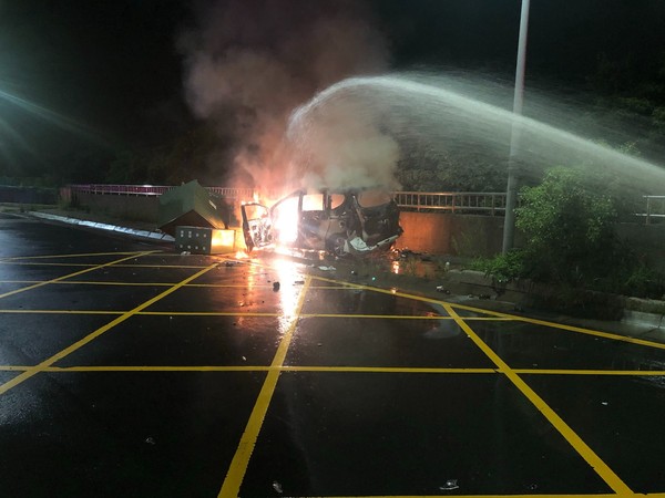 ▲酒駕男馬路飄移　甩尾隨警「一秒撞上變電箱」...車燒毀人不治。（圖／記者陳凱力翻攝）