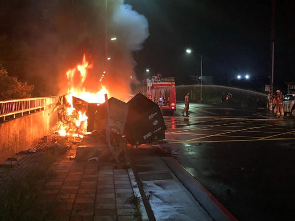 ▲酒駕男馬路飄移　甩尾隨警「一秒撞上變電箱」...車燒毀人不治。（圖／記者陳凱力翻攝）