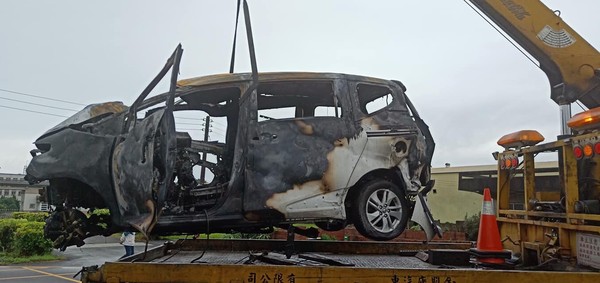 ▲酒駕男馬路飄移　甩尾隨警「一秒撞上變電箱」...車燒毀人不治。（圖／記者陳凱力翻攝）