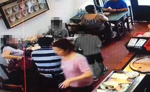 ▲▼台南店員端熱湯「推開」男童！媽媽暴怒：他才7歲　畫面曝光逆轉了。（圖／爆料公社）