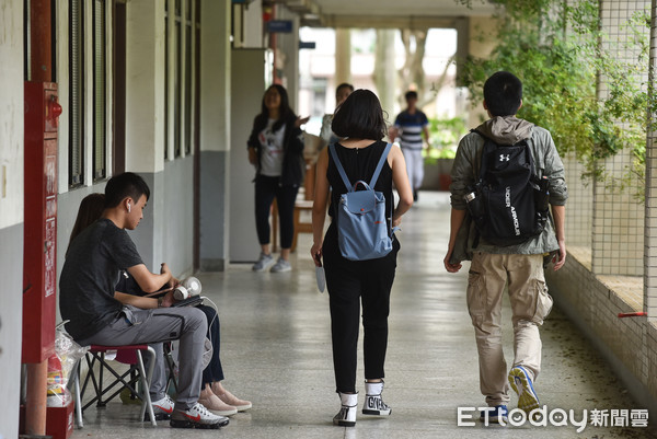 ▲▼108年大學指定考科考試,大學指考,考生,考場,陪考,家長,教育,升學壓力,考試,青少年,學生,多元入學。（圖／記者李毓康攝）