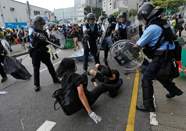 ▲港警出動警棍、盾牌及胡椒噴霧，強制驅離示威群眾。（圖／路透）