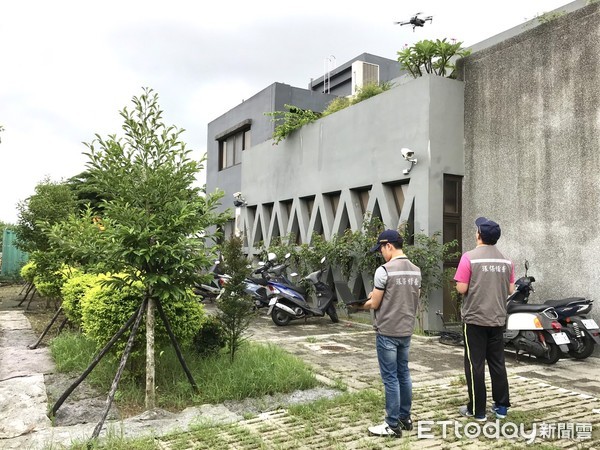 ▲台南市環保局進行科技防疫，出動空拍機在本土革熱確診病例居住的永康區甲頂里，高空尋找孳生源，空拍機民宅頂樓貯水塔蓋掉落等隱性孳生源。（圖／記者林悅翻攝）