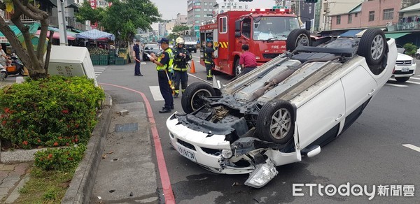 ▲▼ 車禍車身180度翻覆。（圖／嘉義市消防局提供，下同）