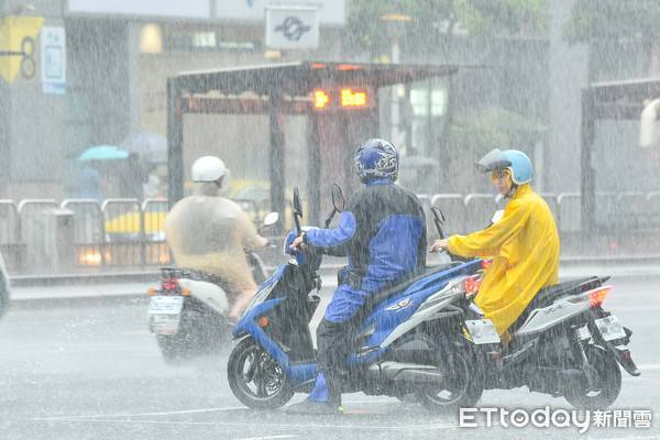 下雨,雨天,天氣,積水,豪大雨,雷陣雨,梅雨,降雨,氣象,行車安全,雨天行車,交通安全,機車（圖／記者李毓康攝）