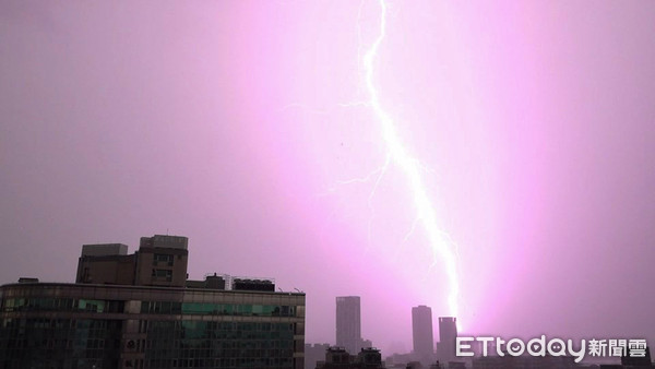 ▲▼天氣,炎熱,午後陣雨,高溫,打雷,閃電。（圖／記者呂佳賢攝）