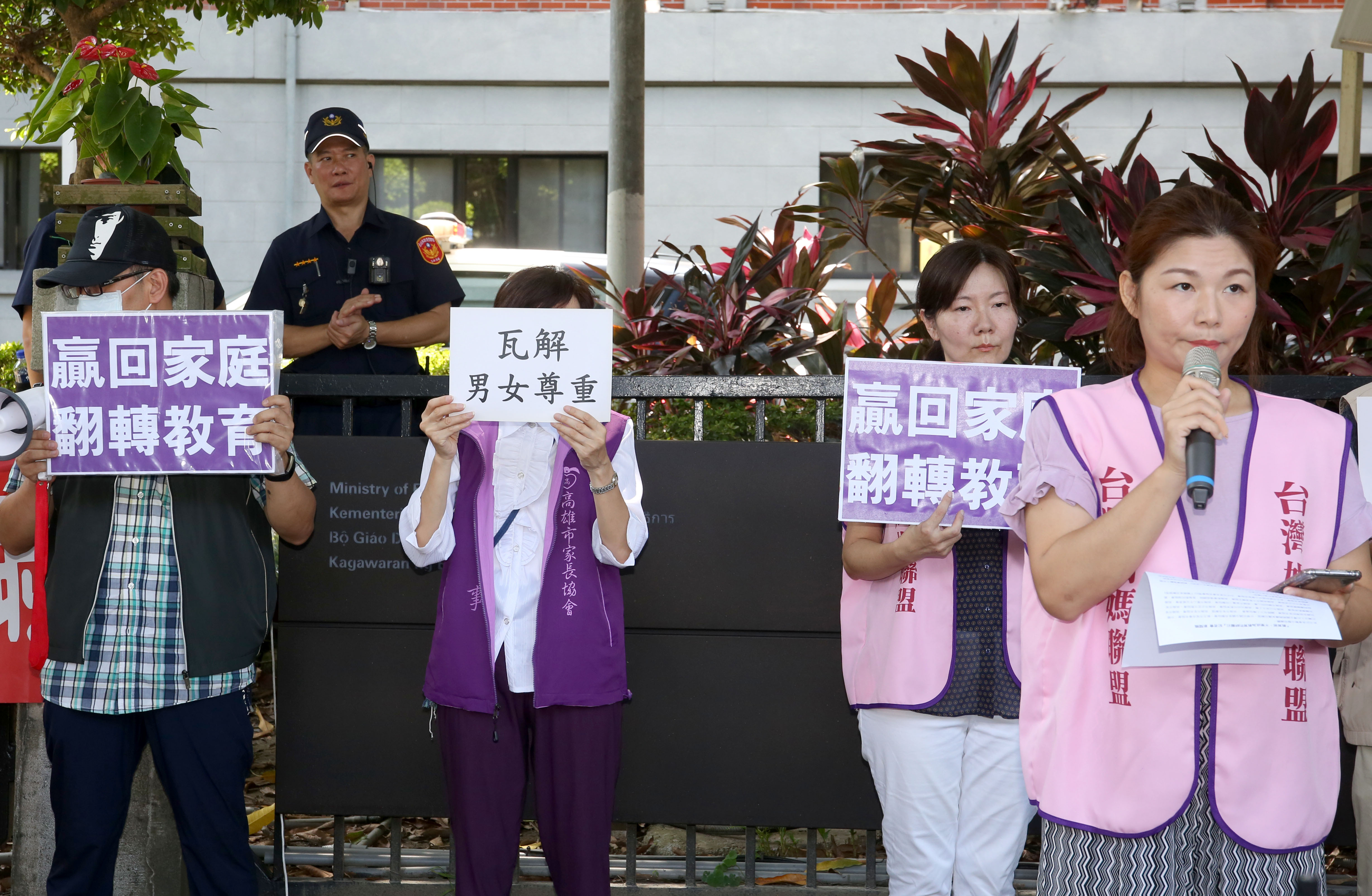 ▲▼家長團體針對板中男生穿裙及制服解禁發表聲明《教育部不要成為教育的絆腳石》記者會。（圖／記者屠惠剛攝）