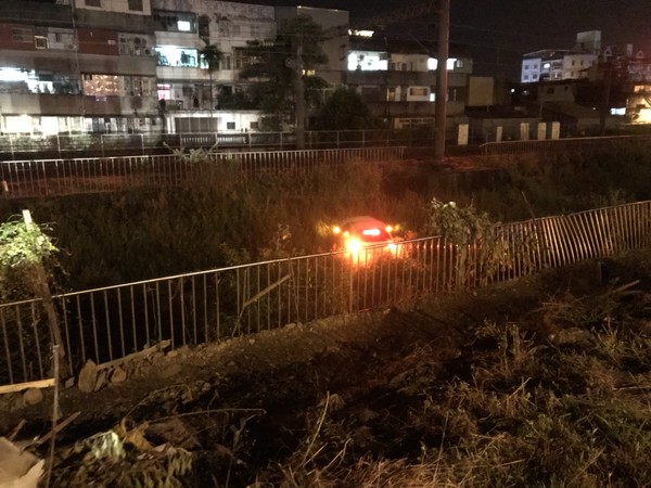 ▲▲▼宜蘭版「玩命關頭」，將車當飛機開衝護欄飛10公尺「硬著陸」大排。（圖／游芳男翻攝，下同）