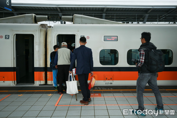 ▲▼高鐵,返鄉,人潮,上車。（圖／記者周宸亘攝）