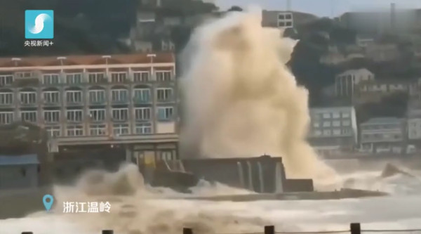 ▲利奇馬颱風接近浙江，沿海地區已現巨浪。（圖／翻攝央視）