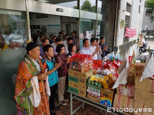 ▲▼ 嘉縣中元祭拜獸魂碑，翁章梁籲全民守護台灣。（圖／記者翁伊森翻攝）