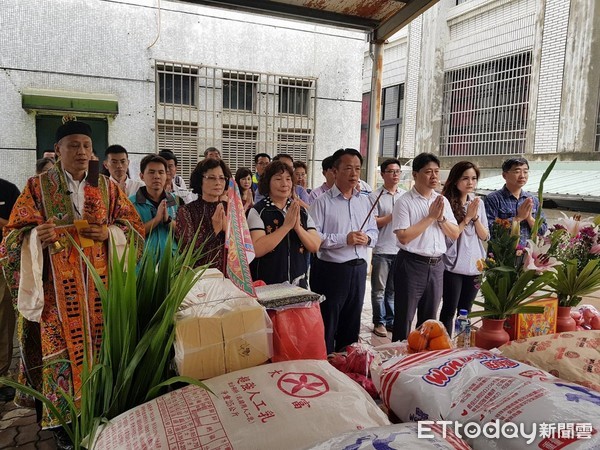 ▲▼ 嘉縣中元祭拜獸魂碑，翁章梁籲全民守護台灣。（圖／記者翁伊森翻攝）