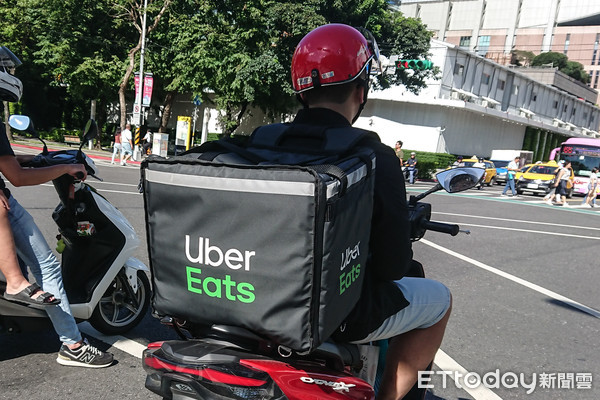 ▲uber eats機車外送。（圖／記者林敬旻攝）