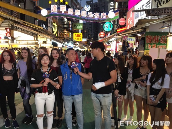 ▲俄羅斯和香港電競女選手逛逢甲夜市。（圖／記者鄧木卿攝）