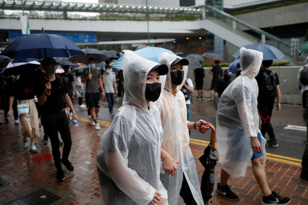 ▲香港1006抗議蒙面法。（圖／路透）